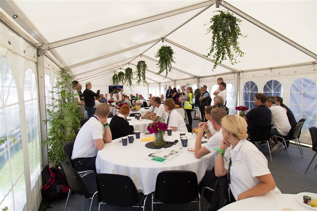 I pausen mellem DTC-løbene fortalte Michelle Gatting gæsterne fra Andersen Biler om det at køre DTC-race
(Foto: Torben Weber Andersen)